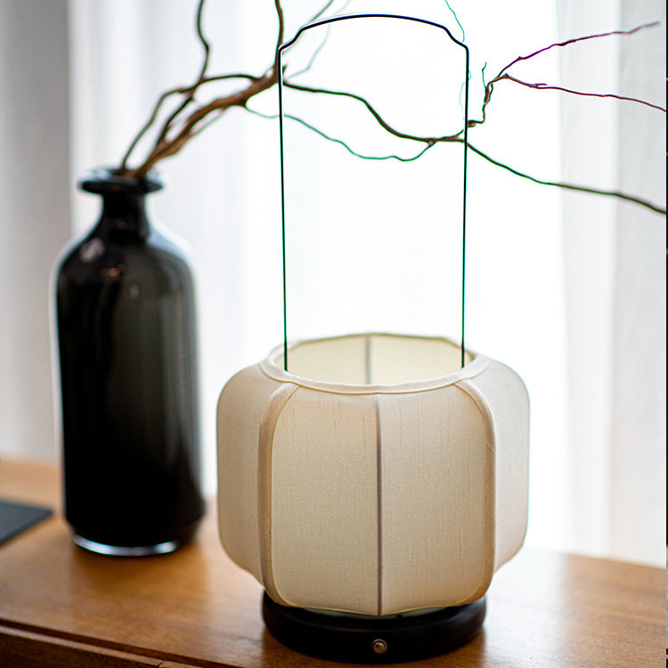 Traditional Chinese Iron Silk Fabric Lantern Shape LED Table Lamp For Bedroom