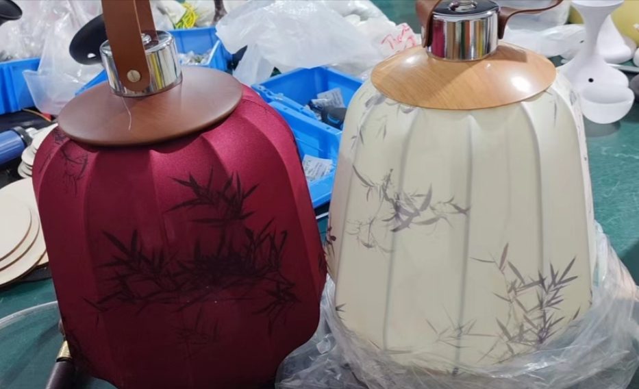 Traditional Chinese Cylinder Wood Fabric LED Table Lamp For Living Room